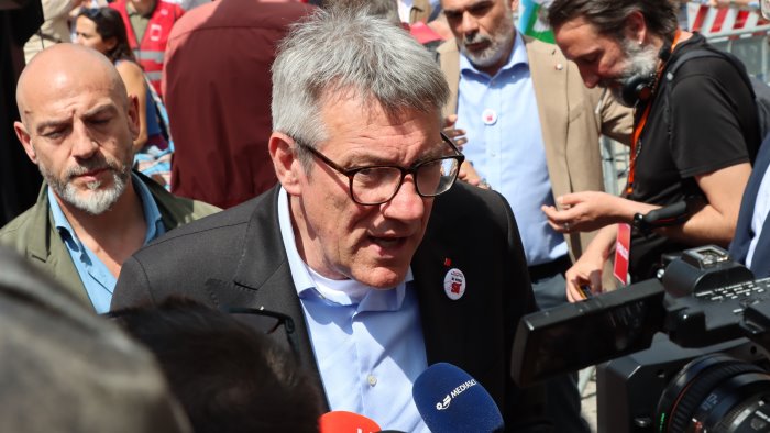 la cgil ferma il lavoro per gaza landini chiede lo stop delle armi