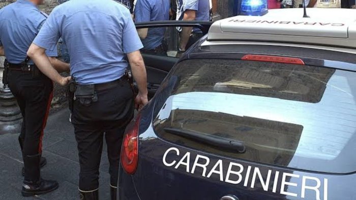 violenza in famiglia aggredisce fratello di 14 anni 20enne in carcere