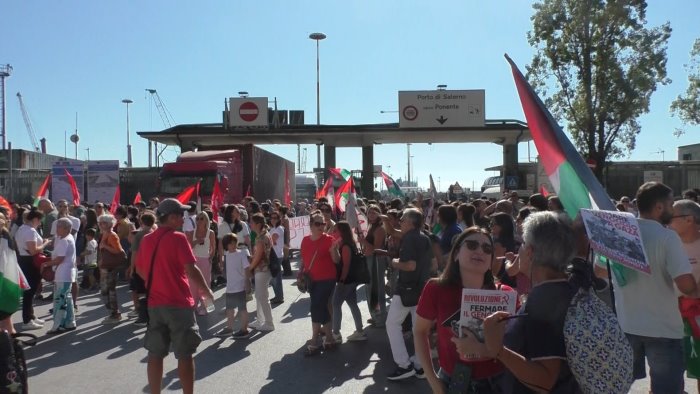 blocchiamo tutto al porto di salerno la mobilitazione per gaza