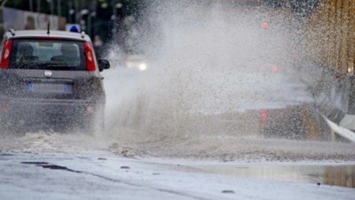 stanotte scatta l allerta meteo in campania rischio frane e allagamenti