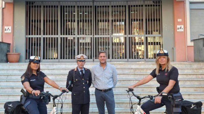 nocera consegnate alla polizia municipale nuove biciclette a pedalata assistita