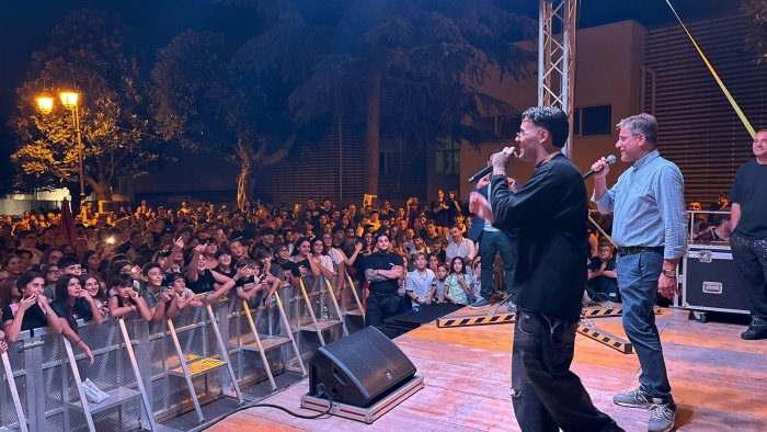 le one conquista nocera superiore corso matteotti gremito di giovani