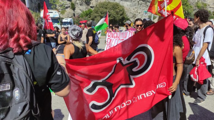 salerno studenti in piazza contro il genocidio basta armi nel porto