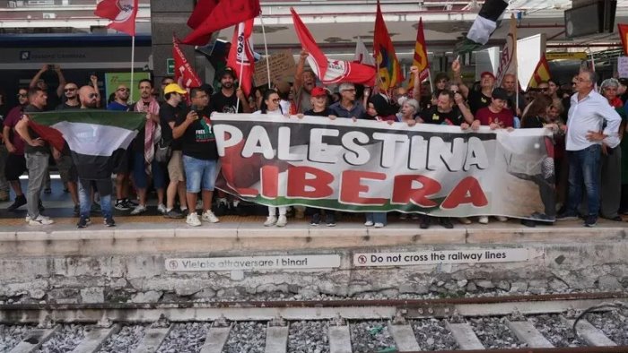 napoli in migliaia per popolo palestinese bruciate foto di meloni e netanyahu