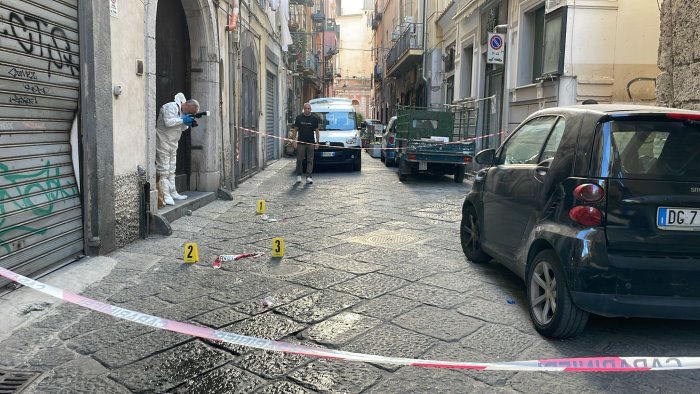 far west nel centro storico agguato a due stranieri a colpi di pistola