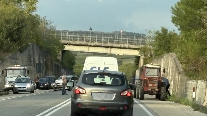 scontro auto trattore ancora un pomeriggio di paura sulla tangenziale ovest