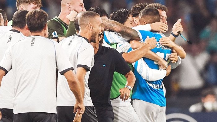 il napoli rischia grosso ma conquista la vittoria e la vetta solitaria