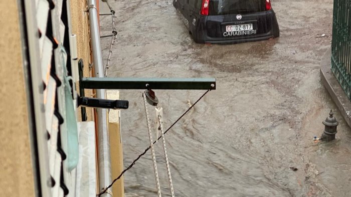 ischia nubifragio si abbatte sull isola auto dei carabinieri trascinate via