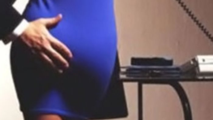 che bel c che hai le dice e la palpeggia due volte in un negozio