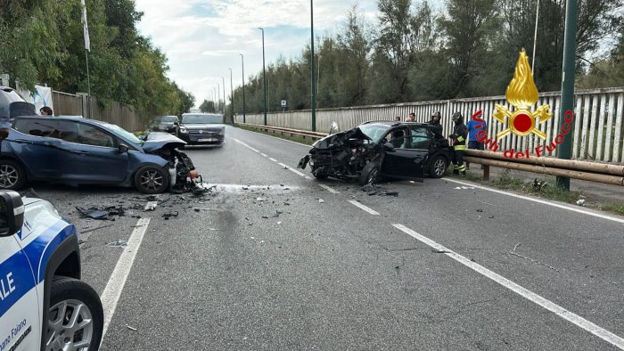 incidente stradale in litoranea un uomo e una donna incastrati tra le lamiere