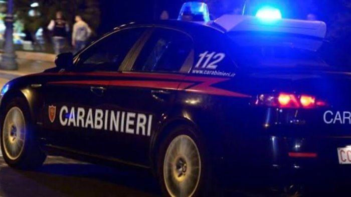 tenta di gettarsi dal balcone 41enne salvato dai carabinieri