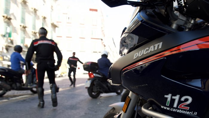 controlli su strada sequestrata un auto medica senza assicurazione e revisione