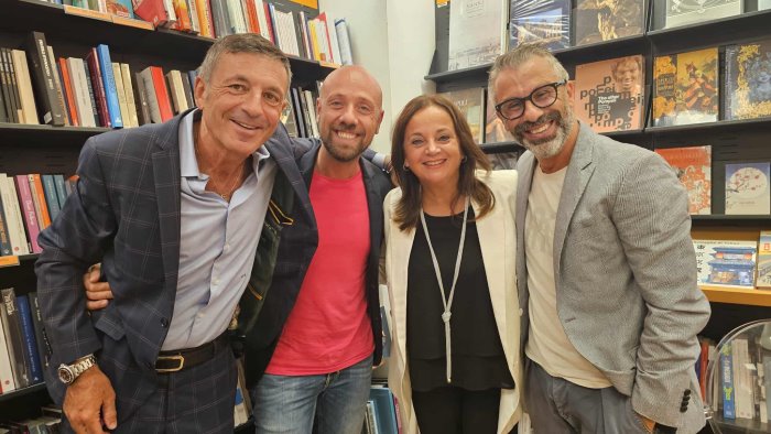 scena teatro presenta il gioco serio del teatro