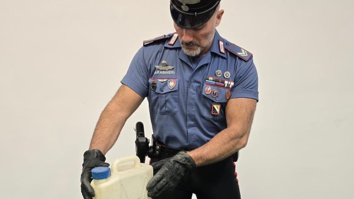 incendio doloso e lesioni personali i carabinieri arrestano un 78enne