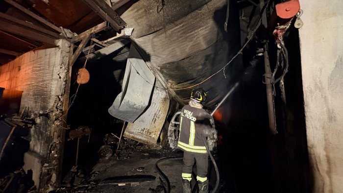 capannone in fiamme a san lorenzello all interno auto e mezzi agricoli
