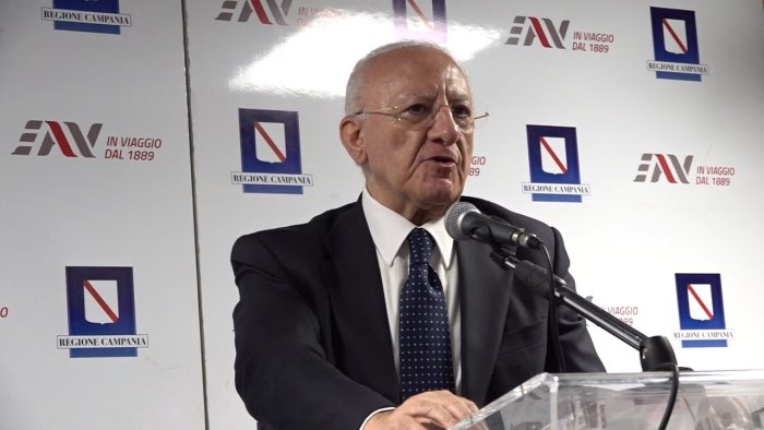 de luca io eletto col 70 i 5 stelle col 9 chi deve fare il rinnovamento