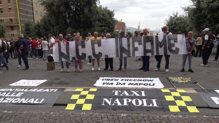 protesta dei tassisti in piazza municipio basta concorrenza sleale