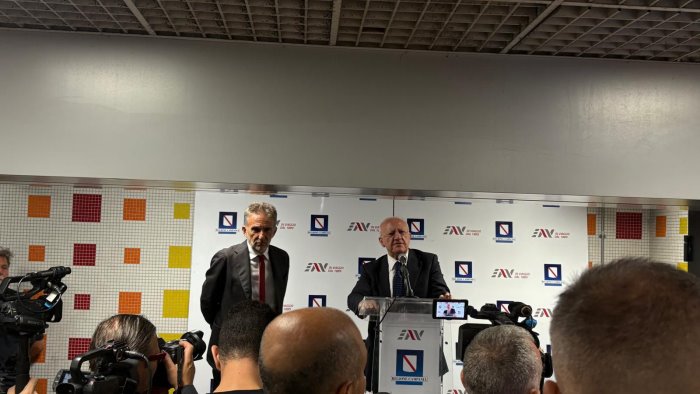 trasporti su linea eav piscinola scampia primo di 10 nuovi treni caf