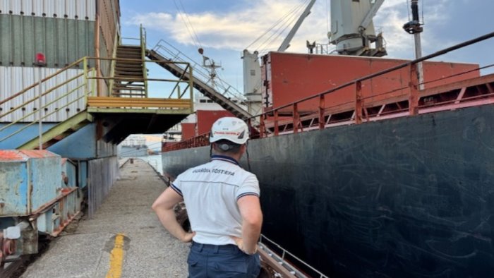 insetti in cucina locali macchine colabrodo e poca sicurezza nave sequestrata