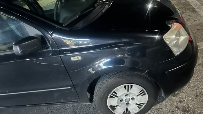 ariano ancora un auto rigata per noia nel centro storico