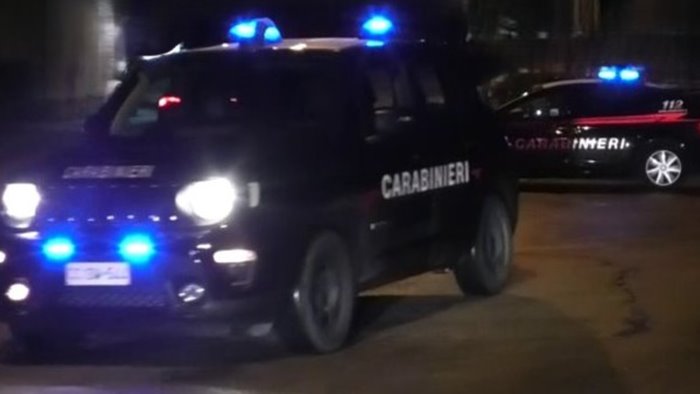 rubano in casa portano via una bmw ma l auto in avaria abbandona i ladri