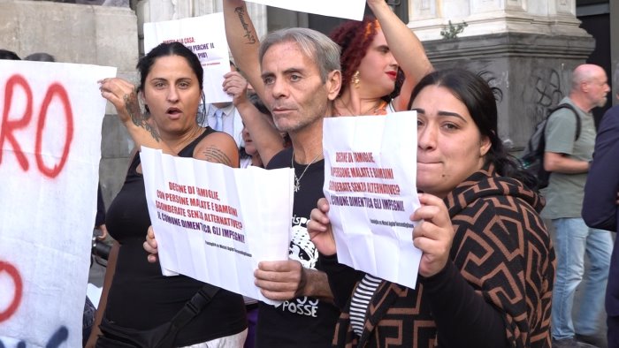 sgomberi a secondigliano mamme occupano il duomo di napoli