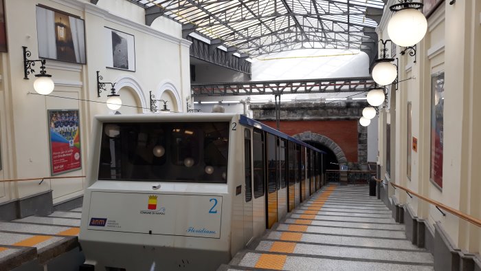 napoli la funicolare centrale si ferma oggi e domani