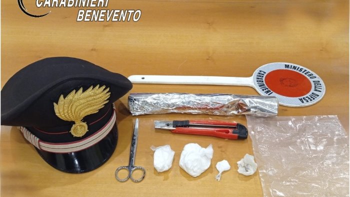 coca nel deposito cerca di nasconderne altra tra indumenti intimi libero