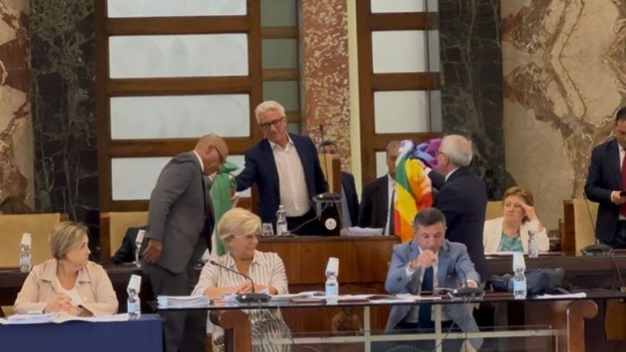 consiglio comunale a salerno bandiere della palestina e della pace al sindaco