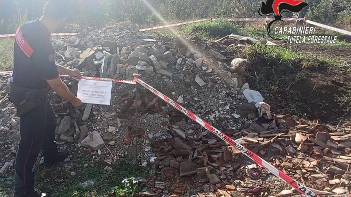 forino i carabinieri sequestrano dieci metri cubi di rifiuti speciali