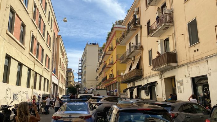 salerno tenta il furto in un appartamento e poi scappa dal balcone