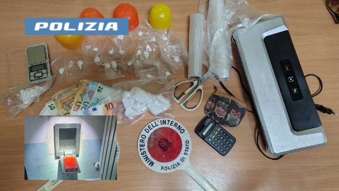 acerra nascondono droga in casa arrestate due donne dalla polizia