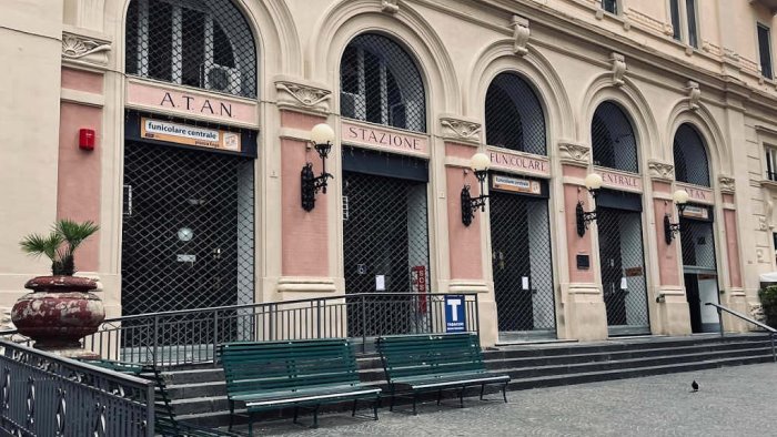 napoli chiusura funicolare centrale sale la protesta