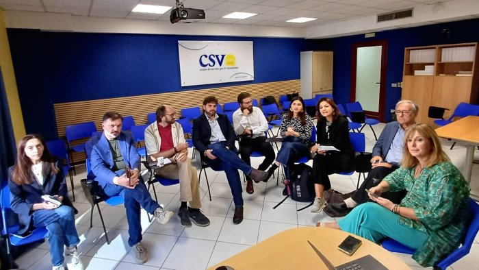 disabilita tavolo permanente per l accessibilita fisica e digitale