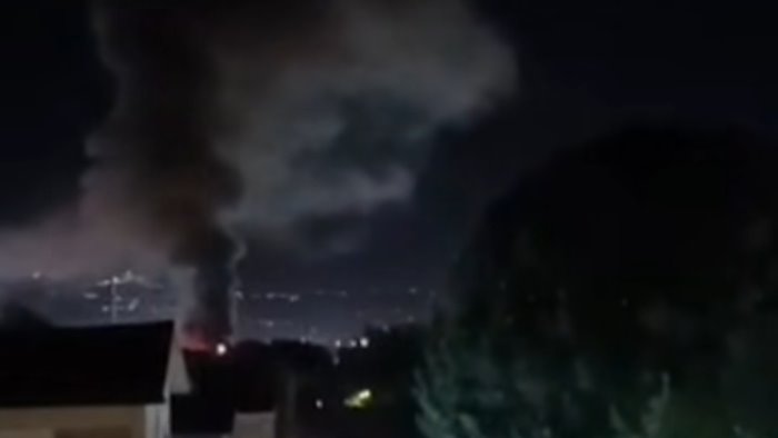 avellino a fuoco fabbrica di freni densa nube di fumo nero a pianodardine