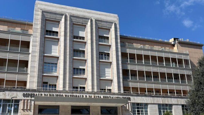 insulta infermiera e schiaffeggia dottoressa denunciata 26enne al monaldi