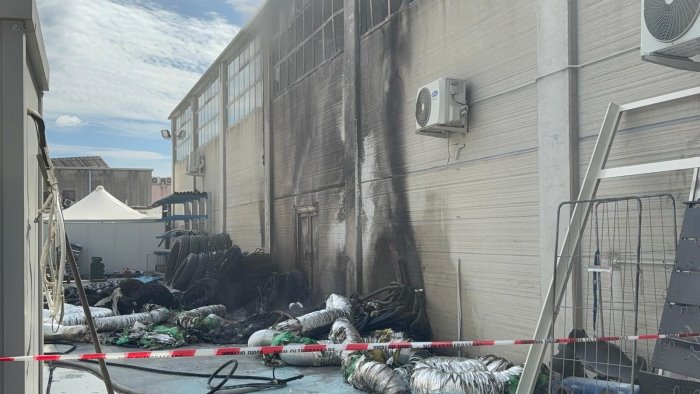 incendio all esterno di una rivendita di materiale termoidraulico si indaga