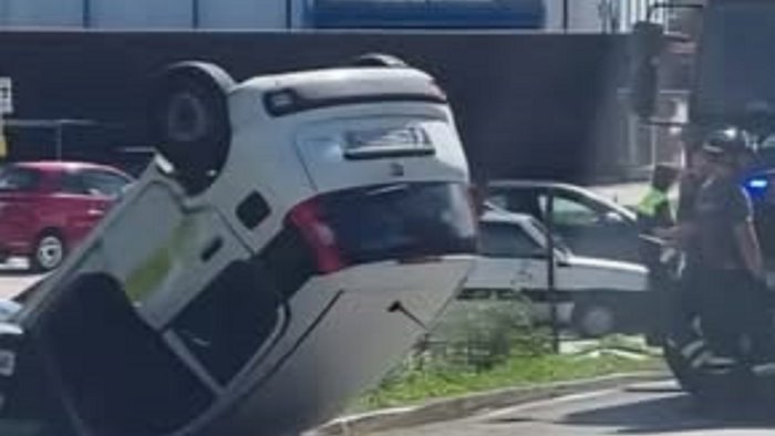 avellino auto delle poste si ribalta ferito il conducente