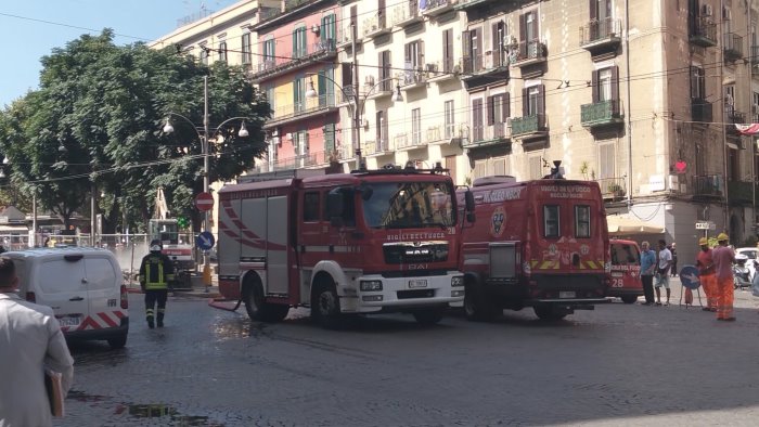 napoli caos in centro per fuga di gas via foria blindata