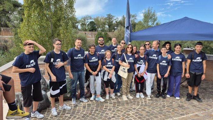 gli studenti del le streghe al fianco dell ambiente pulito tratto del calore