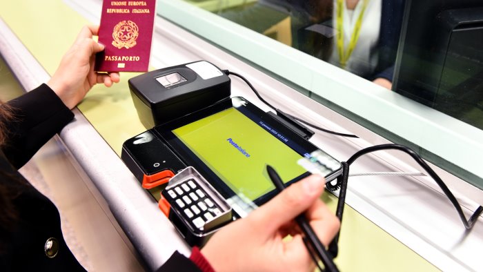 poste italiane tagliato il traguardo dei 100 000 passaporti