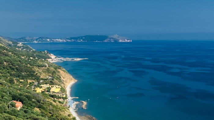 scarichi fognari nel fiume chiuso centro di accoglienza ad ascea