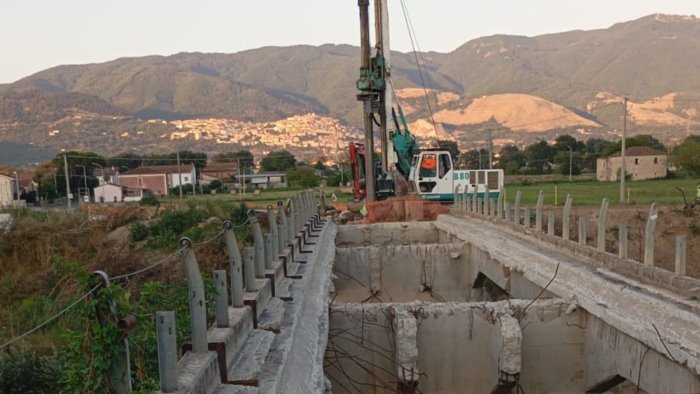 lavori ponte caiazzano tanagro la provincia operazioni riprese regolarmente