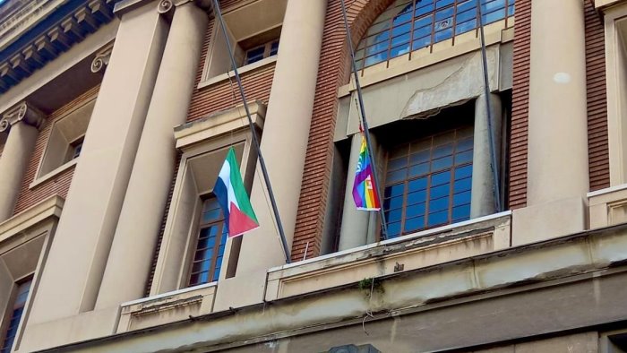 salerno la bandiera della palestina esposta sulla facciata del comune