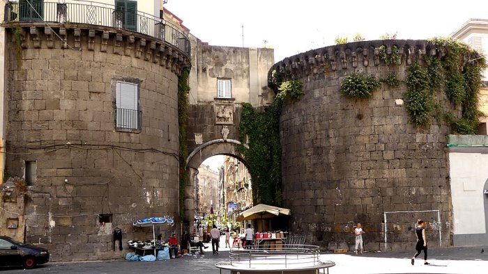 napoli ferito durante tentativo rapina 29enne in ospedale