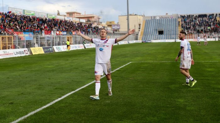 casarano per la salernitana il capozza si scalda settore ospiti ai locali