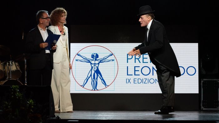 il sosia di toto incanta l auditorium del centro sociale di salerno