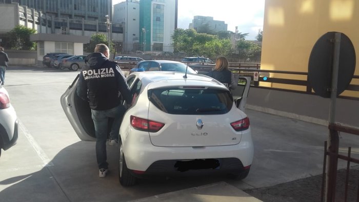 indagato per due rapine di cellulari nella metro di napoli arrestato un 41enne