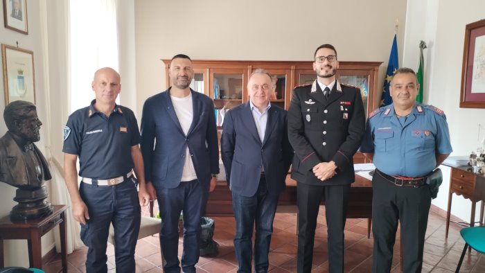 montoro il comandante della compagnia di solofra in visita al comune