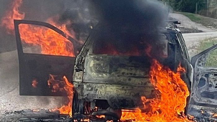 ariano principio d incendio e in pochi minuti auto divorata dalle fiamme